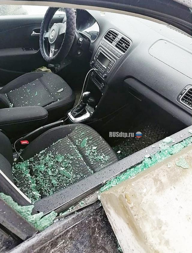 В Краснотурьинске на неправильно припаркованный автомобиль упала бетонная плита. ВИДЕО
