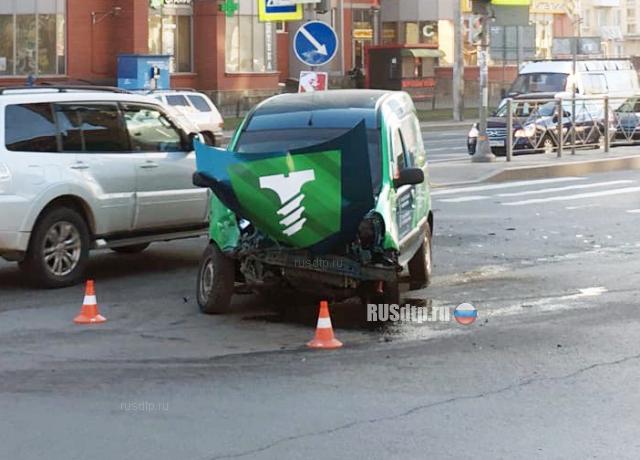 Женщина сбила пешехода в Петербурге. ВИДЕО