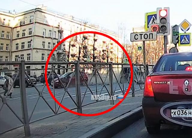 Женщина сбила пешехода в Петербурге. ВИДЕО