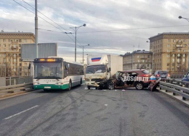 56-летний мужчина тяжело пострадал в ДТП на проспекте Стачек