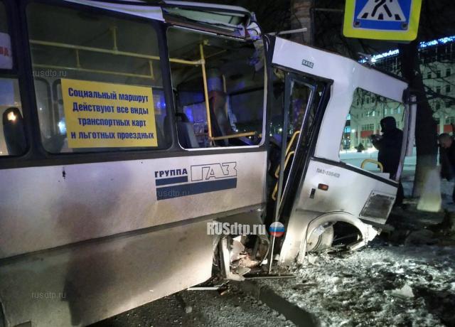 Автобус врезался в столб на Сормовском шоссе в Нижнем Новгороде