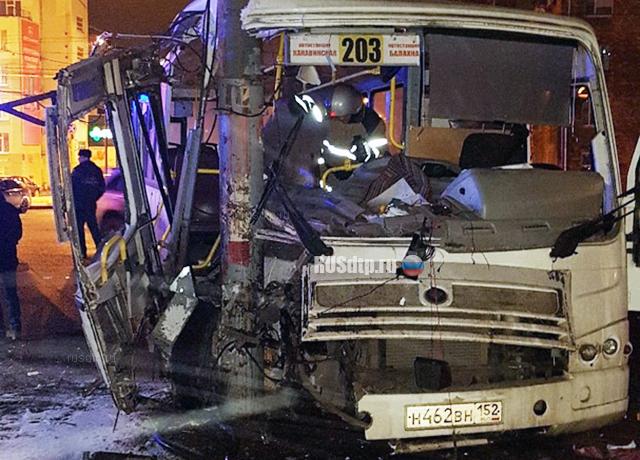 Автобус врезался в столб на Сормовском шоссе в Нижнем Новгороде
