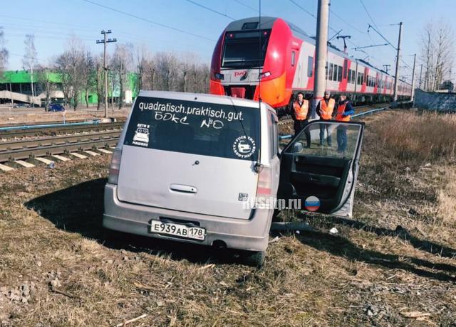 Женщина погибла в ДТП с поездом в Петербурге. ВИДЕО