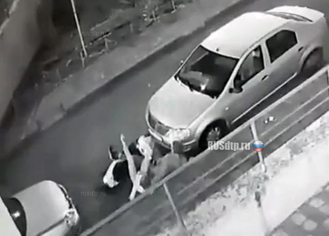 Скутерист врезался в припаркованную машину в Сочи Скутерист врезался в припаркованную машину в Сочи