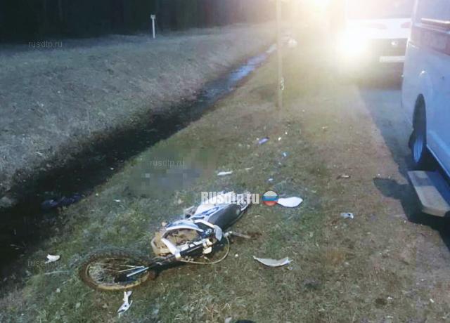 В Ленобласти мотоциклист уснул и погиб, врезавшись в дорожный знак