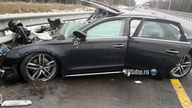 На трассе М-11 в ДТП погибла пассажирка Audi A8