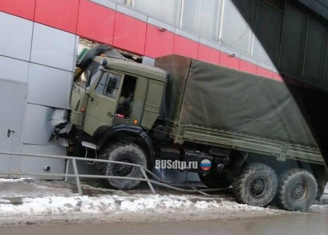 В Чехове КАМАЗ проломил стену супермаркета