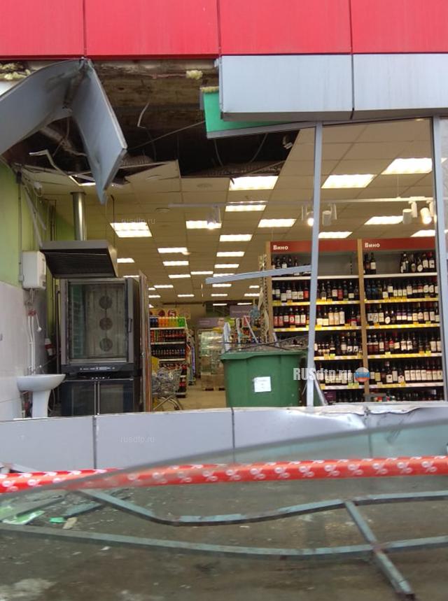В Чехове КАМАЗ проломил стену супермаркета