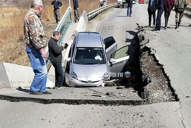 В Приморье под легковым автомобилем рухнул мост. ВИДЕО