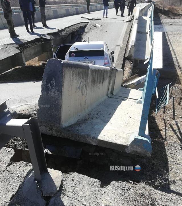 В Приморье под легковым автомобилем рухнул мост. ВИДЕО