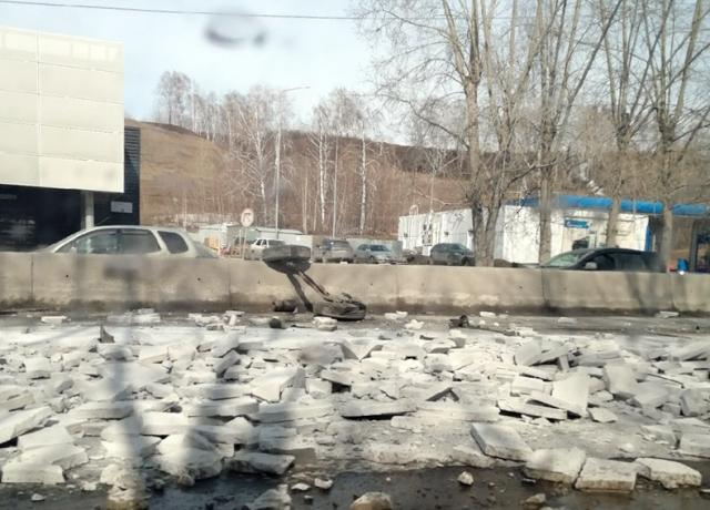 В Новосибирске опрокинулся грузовик. ВИДЕО