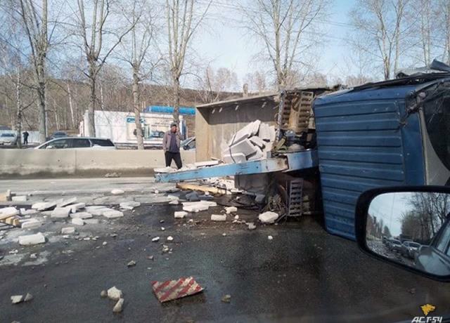 В Новосибирске опрокинулся грузовик. ВИДЕО