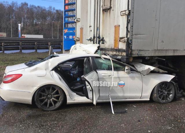Mercedes-Benz влетел в фуру в Подмосковье. Трое погибли