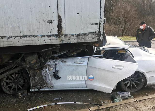 Mercedes-Benz влетел в фуру в Подмосковье. Трое погибли
