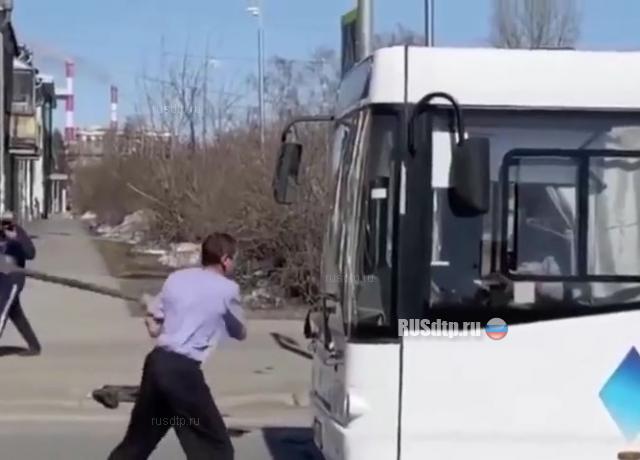 В Кемерове неадекватный мужчина бил лопатой автобусы В Кемерове неадекватный мужчина бил лопатой автобусы