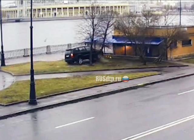Странное ДТП на набережной Макарова Странное ДТП на набережной Макарова