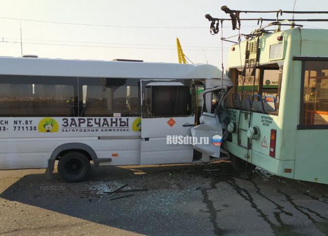 В Минске маршрутка протаранила троллейбус. ВИДЕО