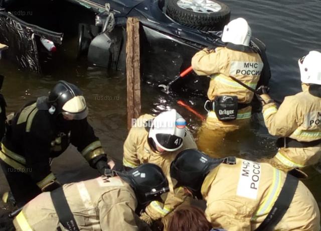 В Татарстане автомобиль упал в канал с водой