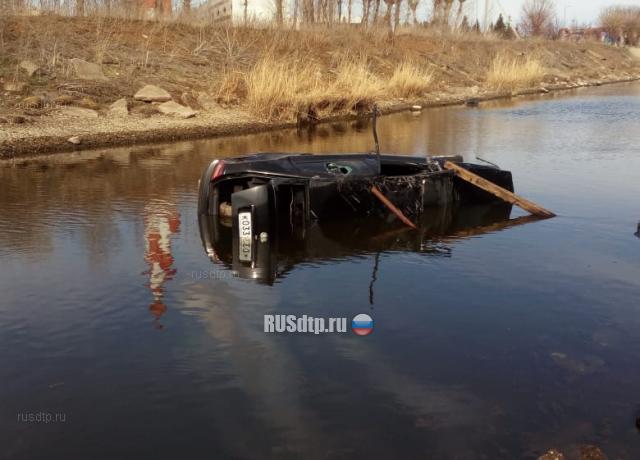 В Татарстане автомобиль упал в канал с водой