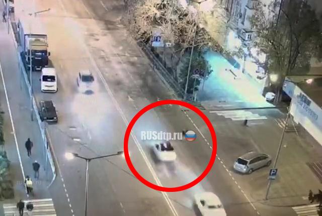 В Сочи пешеход попал под колеса двух автомобилей. ВИДЕО