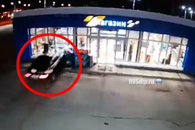 В Тверской области Audi въехал в павильон на АЗС и сбил охранника. ВИДЕО