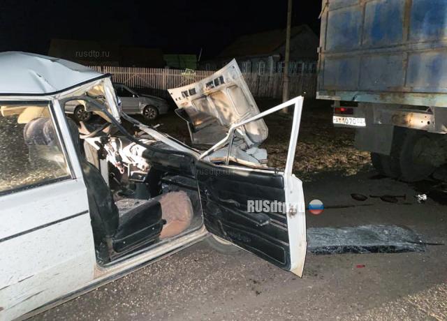В Башкирии ВАЗ-2106 врезался в прицеп грузовика