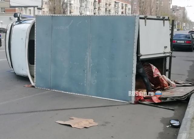 В Воронеже перевернулся фургон с мясом. ВИДЕО