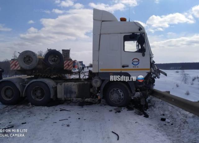 В Якутии микроавтобус столкнулся с грузовиком