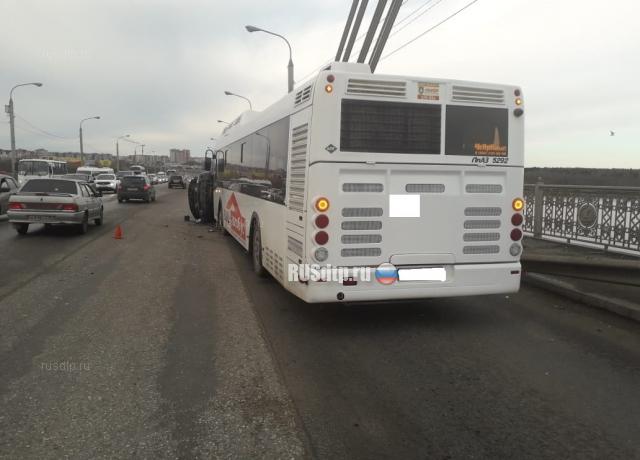 ДТП с автобусом на Октябрьском мосту в Череповце. ВИДЕО