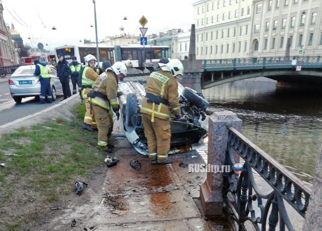 В Петербурге автомобиль едва не упал в Мойку, скрываясь от полиции