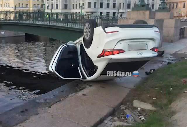 В Петербурге автомобиль едва не упал в Мойку, скрываясь от полиции