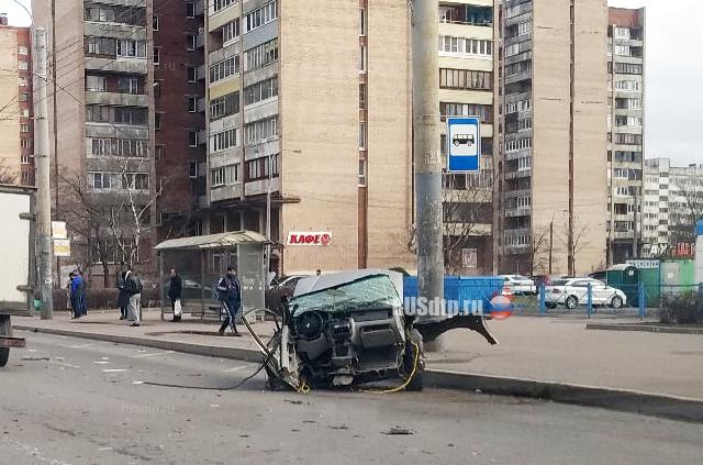 Hyundai разорвало на части на Суздальском проспекте. ВИДЕО