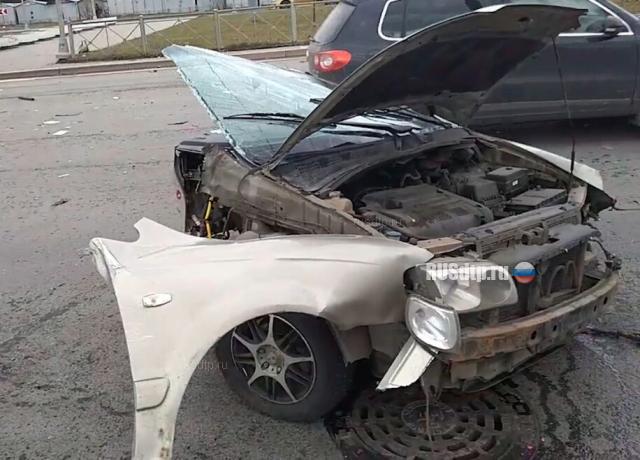 Hyundai разорвало на части на Суздальском проспекте. ВИДЕО