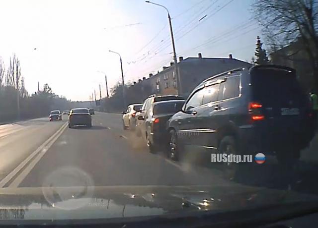 Пять автомобилей столкнулись в Омске. ВИДЕО
