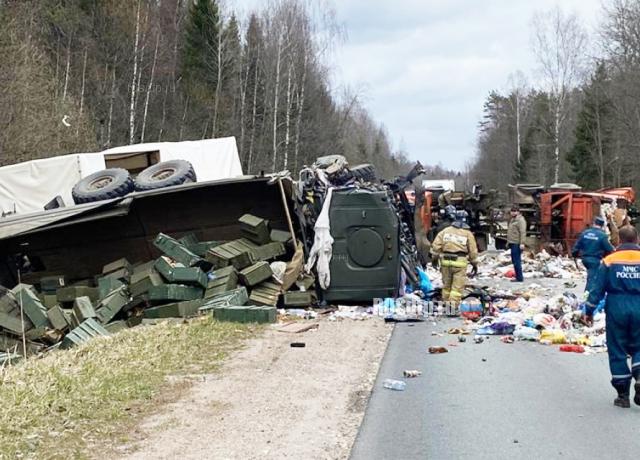 Военный грузовик и мусоровоз столкнулись в Новгородской области