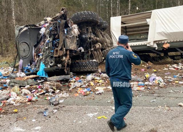Военный грузовик и мусоровоз столкнулись в Новгородской области