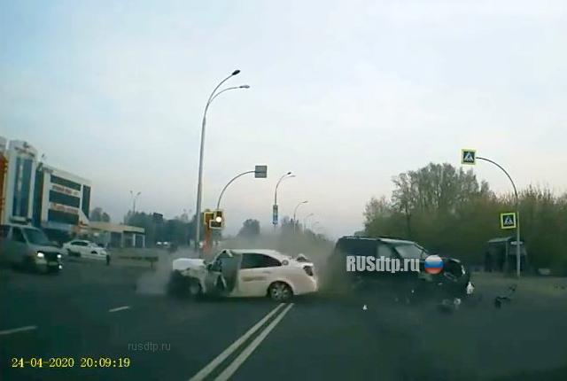 Таксиста выбросило из машины в результате ДТП в Кемерове