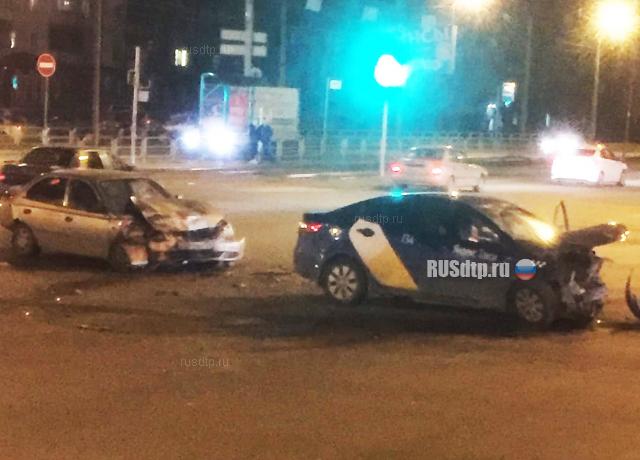 В Челябинске угонщик врезался в такси, скрываясь от полиции