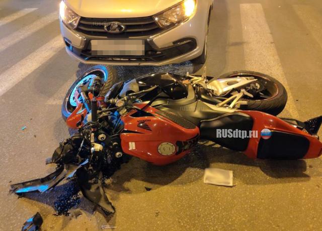 Мотоциклист врезался в эвакуатор в Тамбове. ВИДЕО