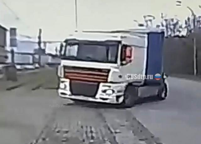 В Екатеринбурге столкнулись грузовик и трамвай. ВИДЕО