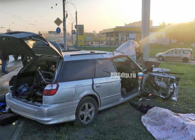 В Новосибирске Subaru Legacy врезался в столб