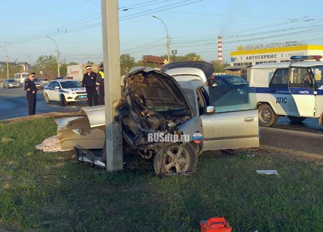 В Новосибирске Subaru Legacy врезался в столб