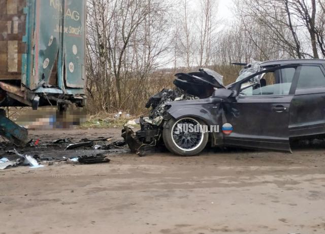 В Ярославле Audi влетел под фуру. Погиб пассажир