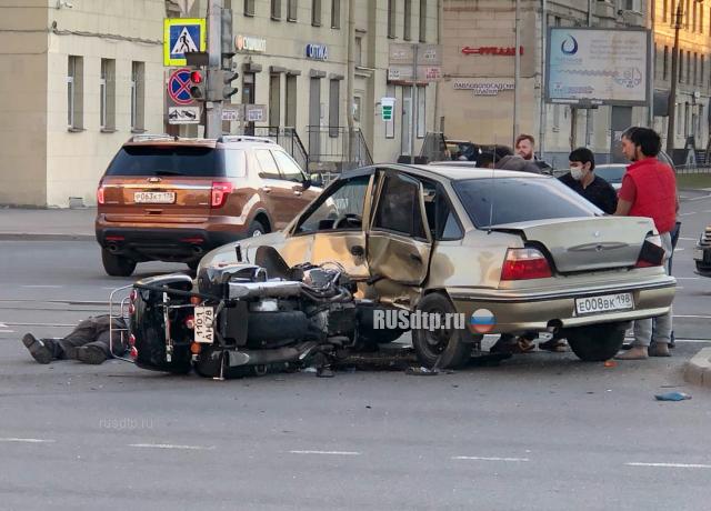 В Петербурге мотоциклист погиб в ДТП на глазах у супруги