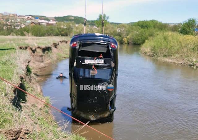 В Башкирии в реке обнаружили автомобиль с телами людей