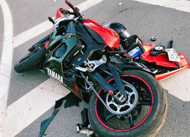 Мотоциклист и его пассажирка получили тяжёлые травмы в ДТП под Петербургом