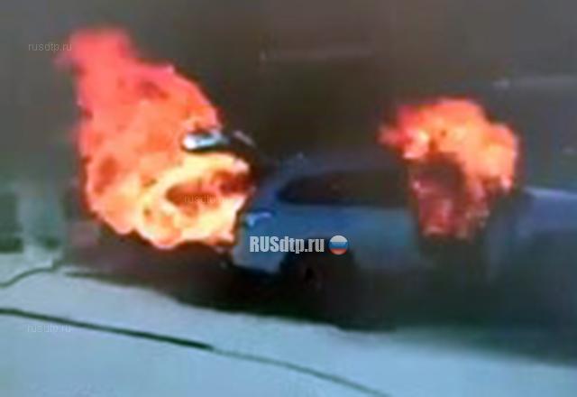 Автомобиль загорелся во время заправки газом на трассе «Кола» Автомобиль загорелся во время заправки газом на трассе «Кола»