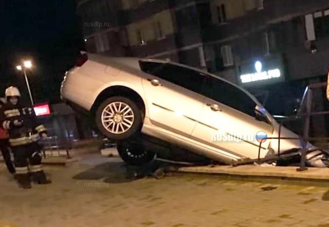 «Nissan» упал на крышу «Kia Sportage» в Воронеже. ВИДЕО