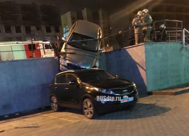 «Nissan» упал на крышу «Kia Sportage» в Воронеже. ВИДЕО