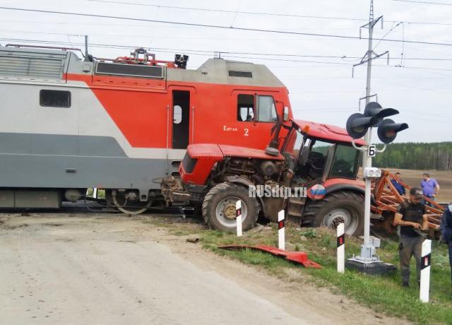 Поезд снёс трактор в Свердловской области. ВИДЕО